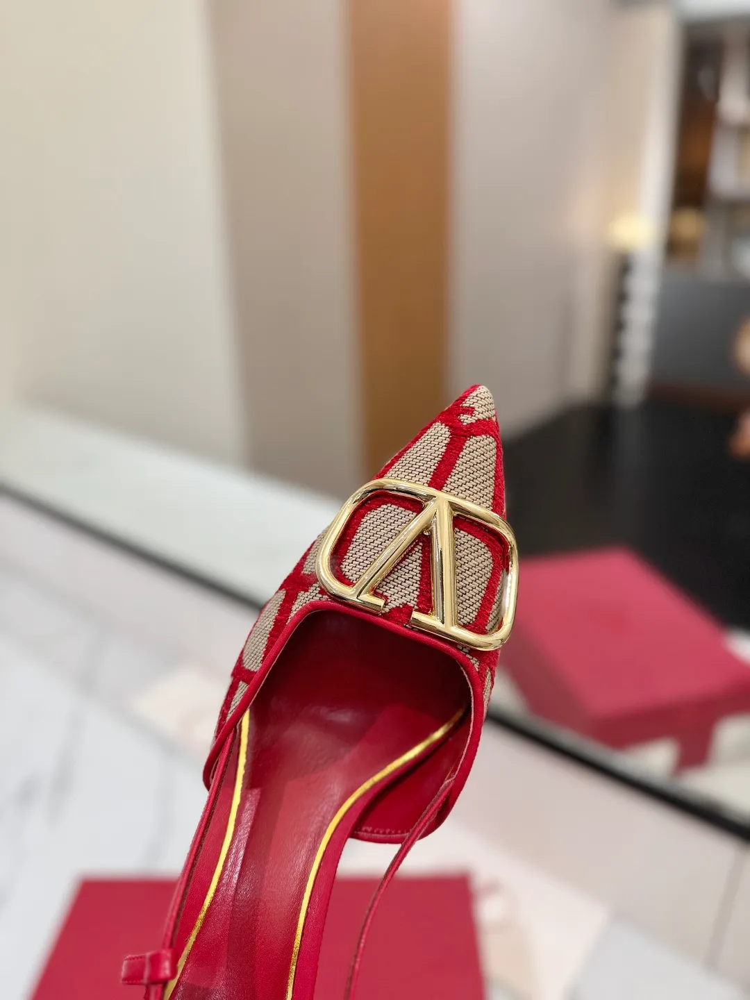💕💕Factory direct selling price p520💕💕 Valentino VALENTINO's latest Valentino GaravaniV logo sling-back high heels with VLogo Signature decoration - Platinum tone VLogoSignature decoration ♡Elegant style, creating a different feeling! ♡It is an indispensable shoe in your shoe cabinet! ♡Simple temperament style, the highest version on the market♡ ◆ Material: Woolen cloth material◆ ◆ Lining and feet: imported goatskin◆ ◆ Outsole: Italian genuine leather outsole ◆ ◆ Heel height: ❽𝙘𝙢 ◆ ♡ show bdetails ♡ ———————————— ◢size. |35-39 (34.40 41 42 customized)◣